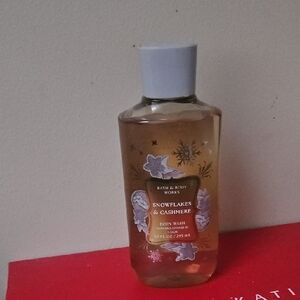 Bath & Body Works Snowflakes & Cashmere Body Wash NWT